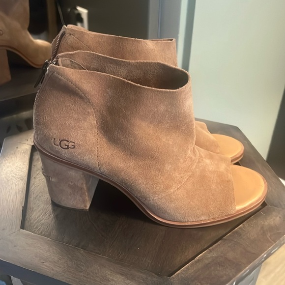 1 hour sale. These UGG booties are stunning. Size 8.5. New - Picture 2 of 10